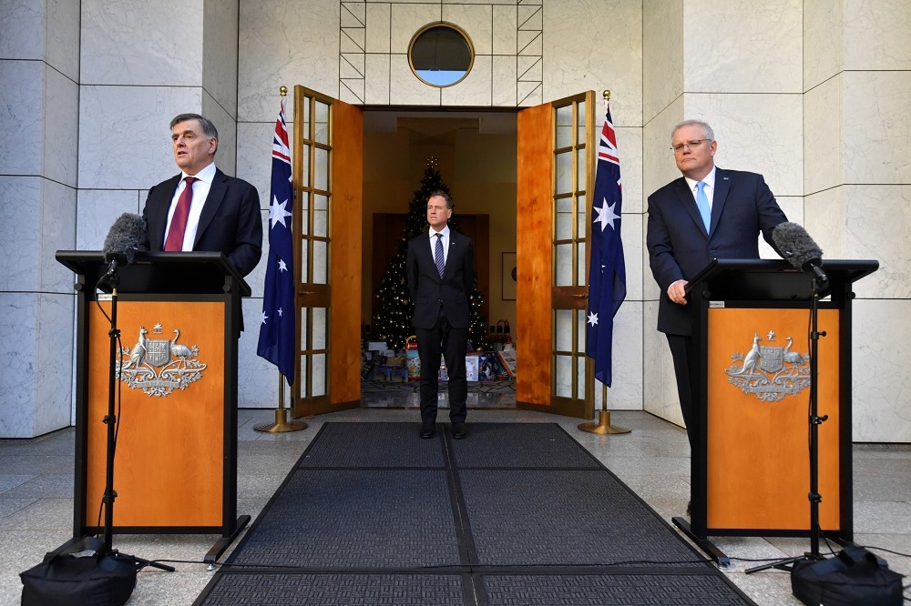 澳州政府舉行記者會，左至右依序為澳州衛生部秘書Brendan Murphy、衛生部長杭特、總理莫里森。（湯森路透）