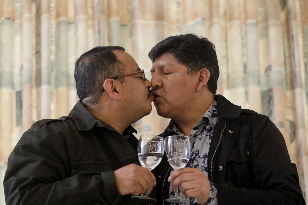 阿魯基帕和孟塔諾在同婚合法化後的派對上親吻。（湯森路透）