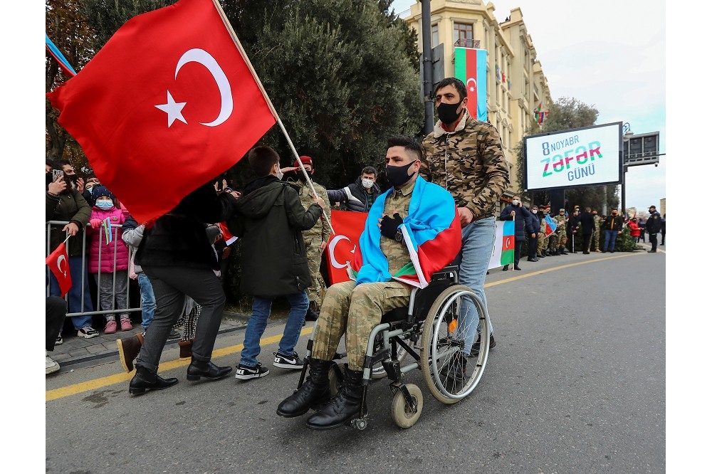 舉著土耳其國旗的亞塞拜然士兵。（湯森路透）