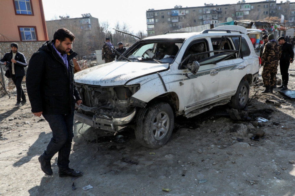 遭遇炸彈攻擊、載有喀布爾副市長與秘書的車輛遺骸。（湯森路透）
