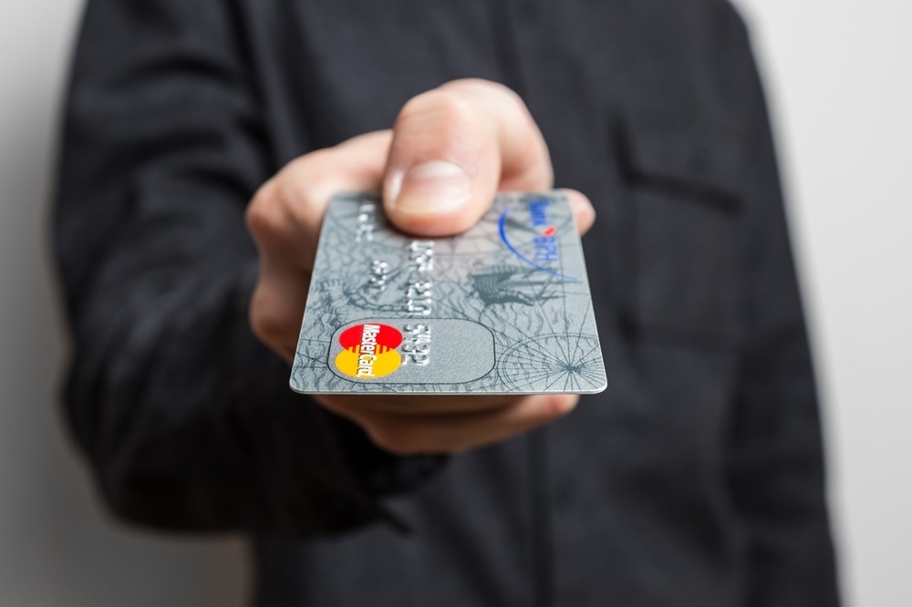 （2016 © CafeCredit.com , Holding credit card @ Flickr, CC BY-SA 2.0.）