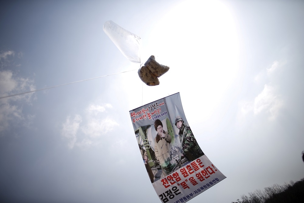 南韓跨境反北韓的文宣氣球。（湯森路透）
