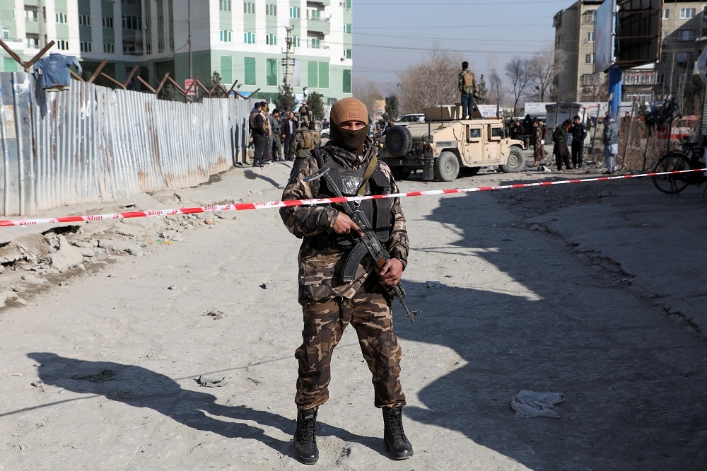 阿富汗15日發生汽車炸彈攻擊，使首都喀布爾副市長與秘書雙雙罹難，伊斯蘭國事後承認犯案。（湯森路透）