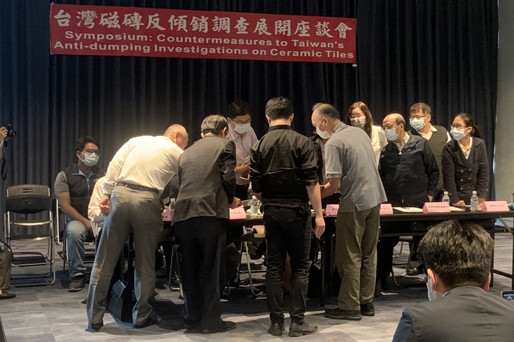 國內進口業者上月以台灣區磁磚發展協會為主力，拜會4國駐台官員，找立委辦相關座談會，為「反」反傾銷陣線發聲。（讀者提供）