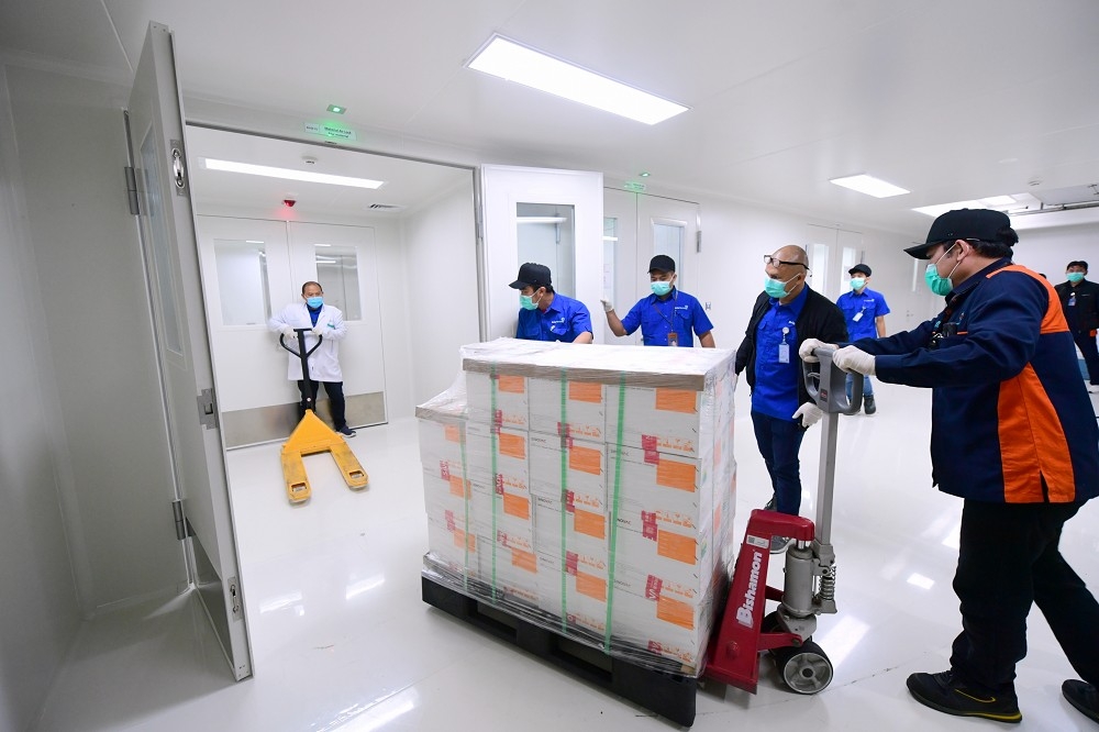 印尼工作人員運送收到的中國疫苗。（湯森路透）