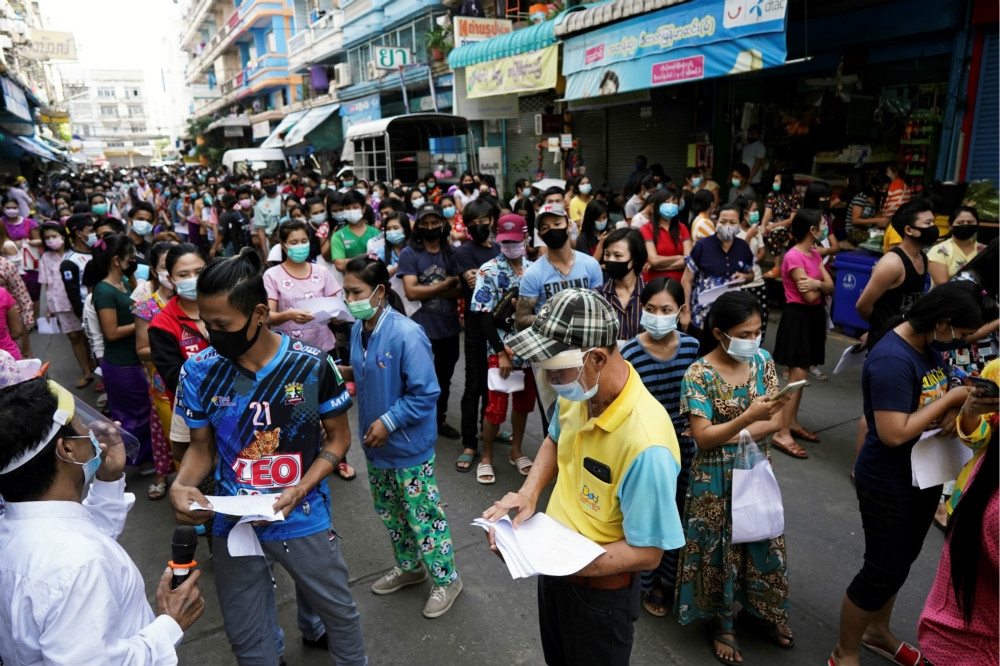 泰國海鮮市場爆發大規模疫情後，當地政府啟動居民篩檢機制。（湯森路透）
