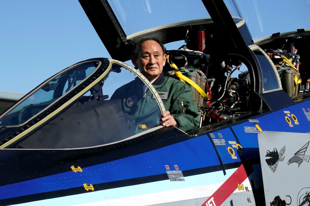 日本首相菅義偉視察自衛隊，親自搭乘F-4戰機試飛。（湯森路透）