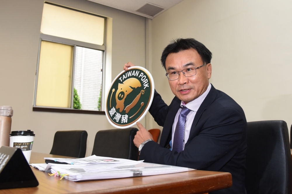 農委會主委陳吉仲表示會重新清查申請台灣豬標章的商家。（資料照片／蔣銀珊攝）
