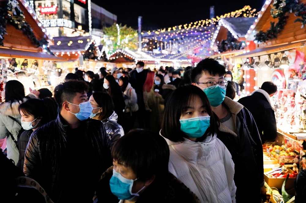 北京市的聖誕市集，配戴口罩的民眾。（湯森路透）