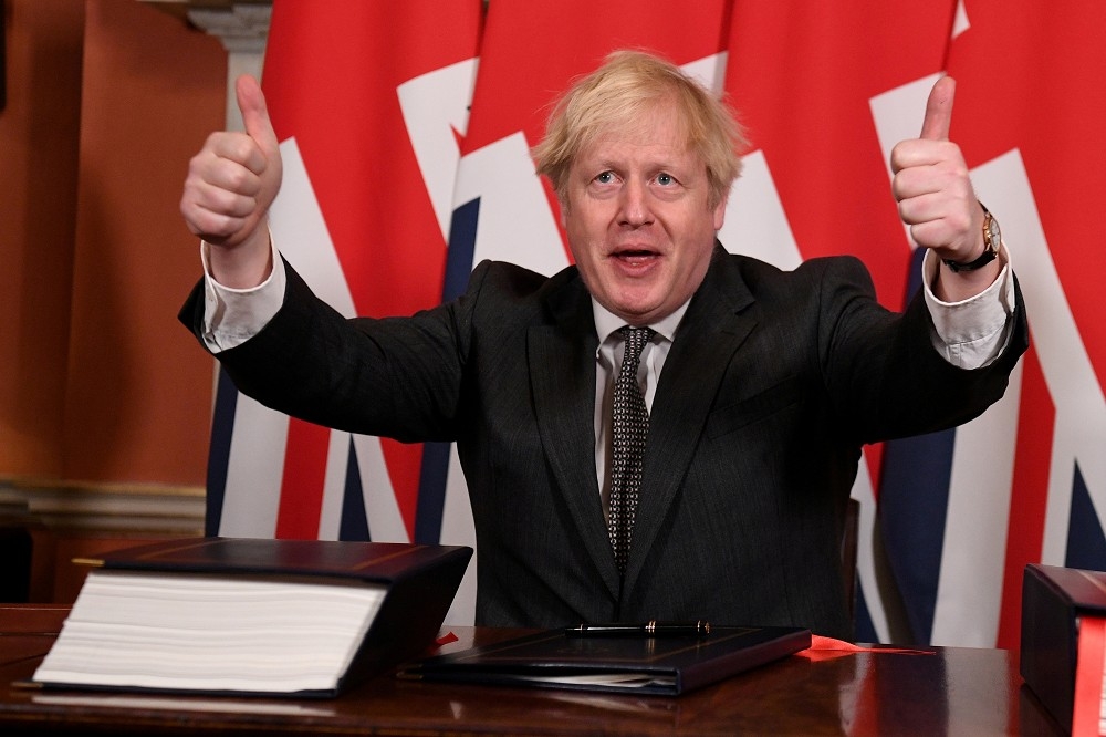英國首相強森正式簽署脫歐協議。（湯森路透）