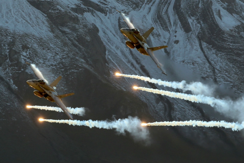 兩架瑞士空軍現役「大黃蜂」戰機進行飛行訓練。（湯森路透）