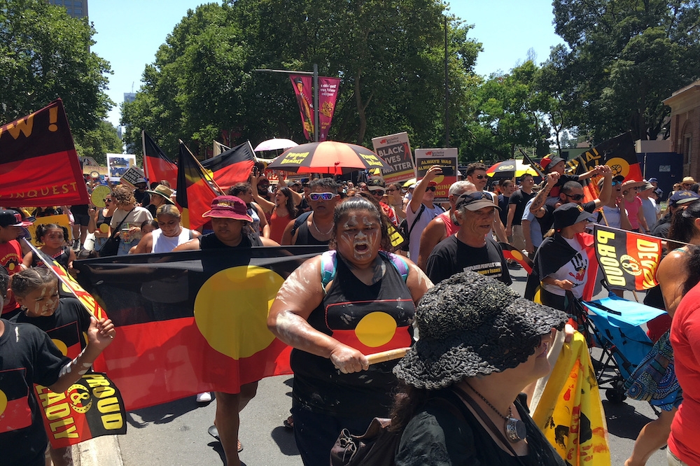每年1月26日澳洲國慶日都有數千名原住民上街抗議。（湯森路透）