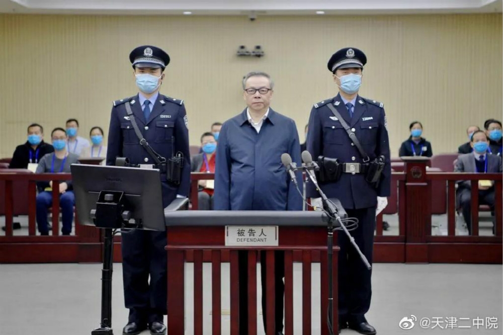 中國華融公司前董事長賴小民（中央）因犯行重大遭判死刑。（圖片取自天津二中院微博）