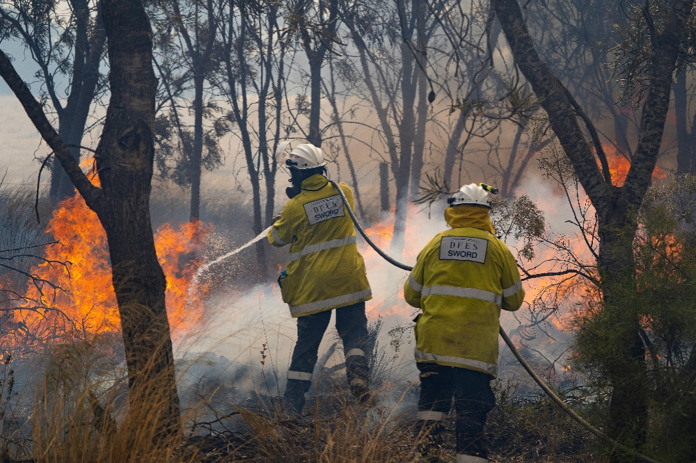 澳洲西部多地出現大面積森林火災，讓警消人員疲於奔命。（湯森路透）