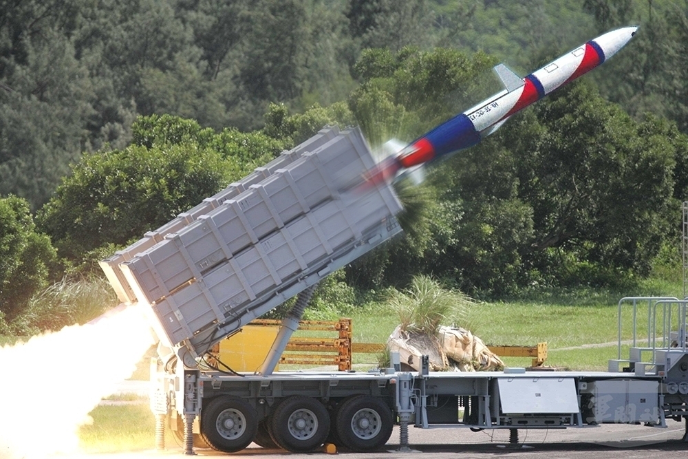 隨雄二E增程型飛彈（圖）量產及撥交，國防部委託中科院成立「雄隼專案」，以5年時間研發射程2000公里的巡弋飛彈。（合成畫面／國防部提供）