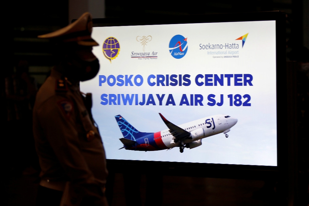 一架搭載62名成員的印尼三佛齊航空客機墜毀。（湯森路透）