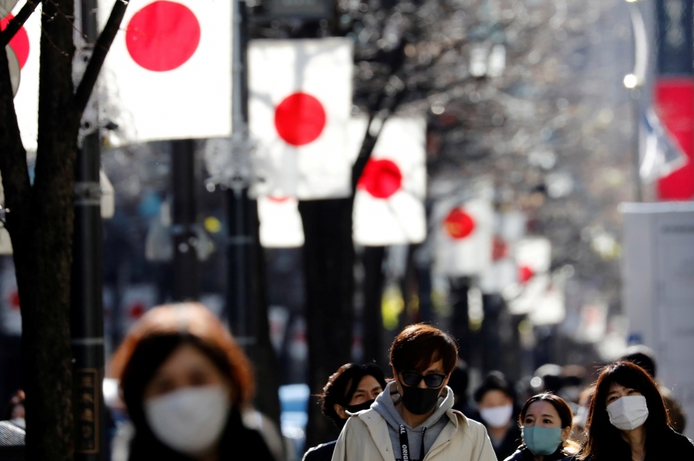 日本迎來第二波新冠肺炎疫情。（湯森路透）