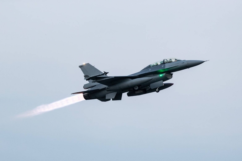 F-16戰機電戰莢艙性能提升案，美空軍預計3月底提出評估報告，再交由空軍最後決選。圖為空軍嘉義基地F-16V緊急升空攔截。（軍聞社提供）