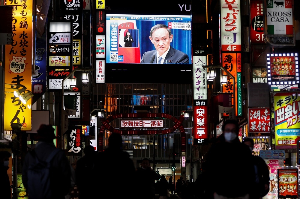 日本首相菅義偉發布緊急事態宣言。（湯森路透）