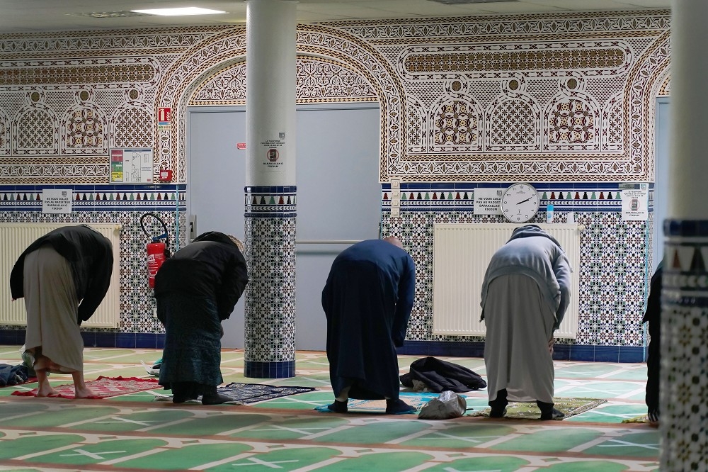 祈禱時間的法國穆斯林。（湯森路透）