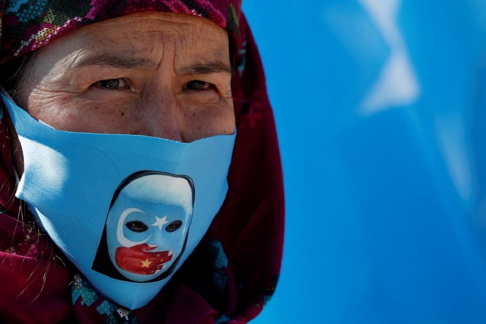 維吾爾族婦女抗議遭到中國政府的打壓。（湯森路透）