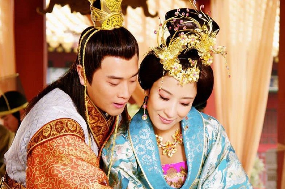 中國電視劇《後宮》，左為飾演明憲宗的中國男演員蔣毅，右為飾演萬貴妃的香港女演員楊怡。（取自時光網）