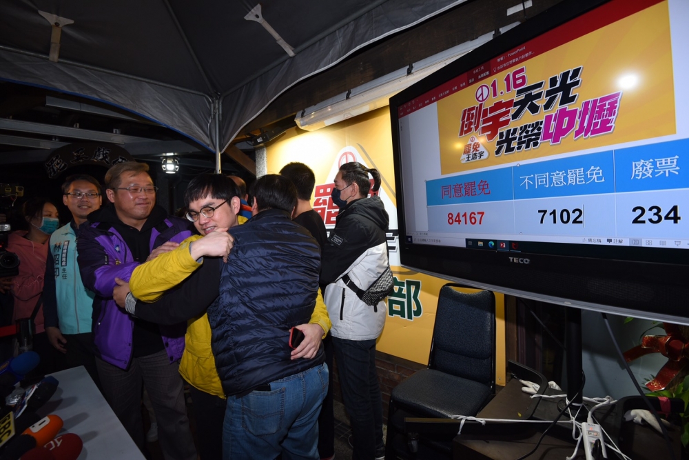 民進黨桃園市議員王浩宇的罷免投票16日登場，開票自下午4點開始，約莫晚間6時許已確定跨過近8萬2千票門檻。（蔣銀珊攝）