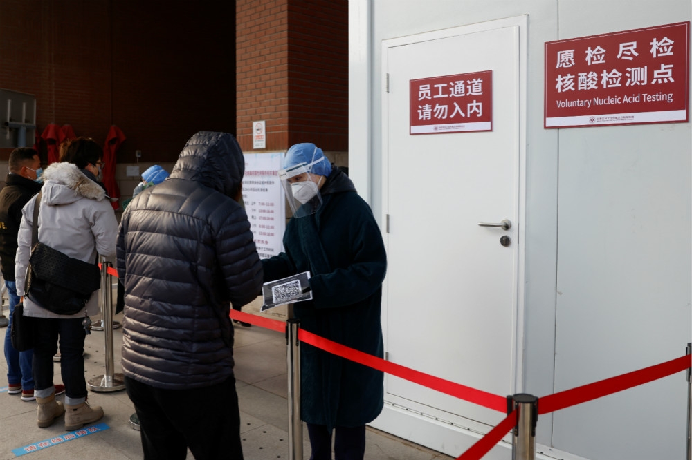 隨著愈來愈多本土確診病例出現，中國各地也增設許多篩檢點提供民眾檢疫。（湯森路透）