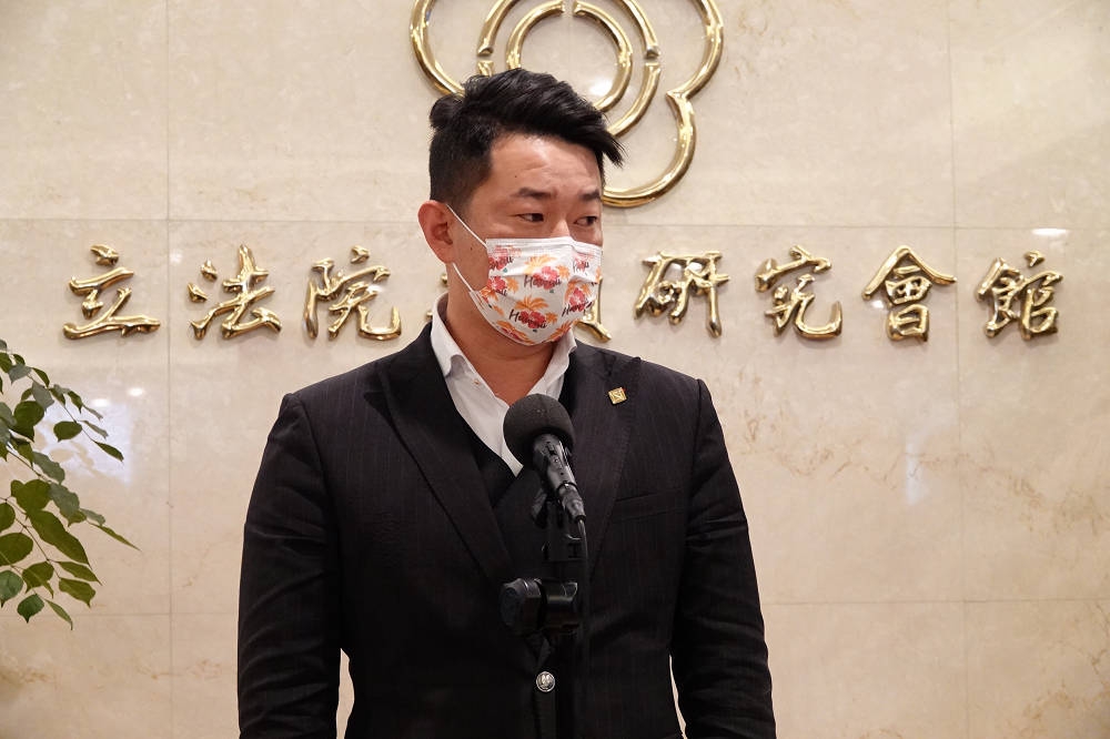 針對罷免議題一事，台灣基進立委陳柏惟18日接受聯訪回應，並批台北市議員羅智強是國民黨中「外來的政治人物」，只會蹭聲量、帶風向。（王侑聖攝）