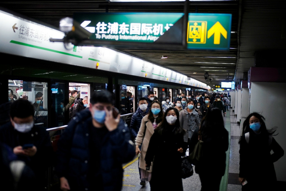 上海地鐵站乘客全都戴上口罩。（湯森路透）