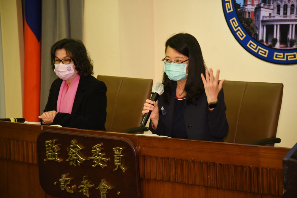 監察院20日宣布通過台北地檢署前檢察官蔡甄漪彈劾案。左起為監委王美玉、王幼玲。（蔣銀珊攝）