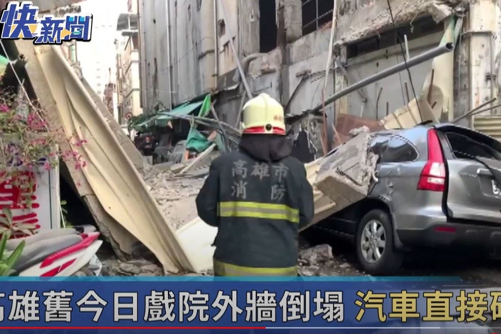 高雄市新興區28日下午驚傳建築物坍塌，且有1名老翁受困，所幸傷勢無大礙。（擷自民視新聞YouTube）