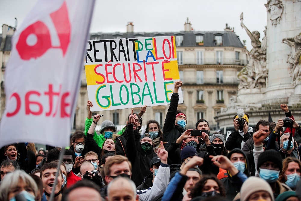 法國30日爆發「整體安全法案」示威活動。（湯森路透）