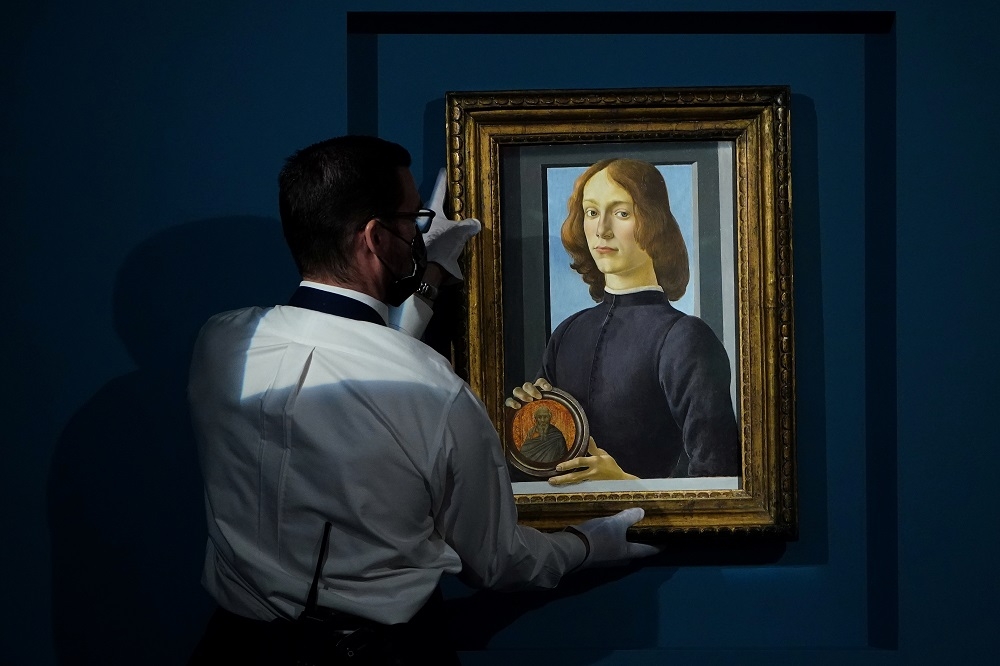 義大利文藝復興畫家波提切利著名肖像畫《手持圓形聖像的年輕男子》。（湯森路透）