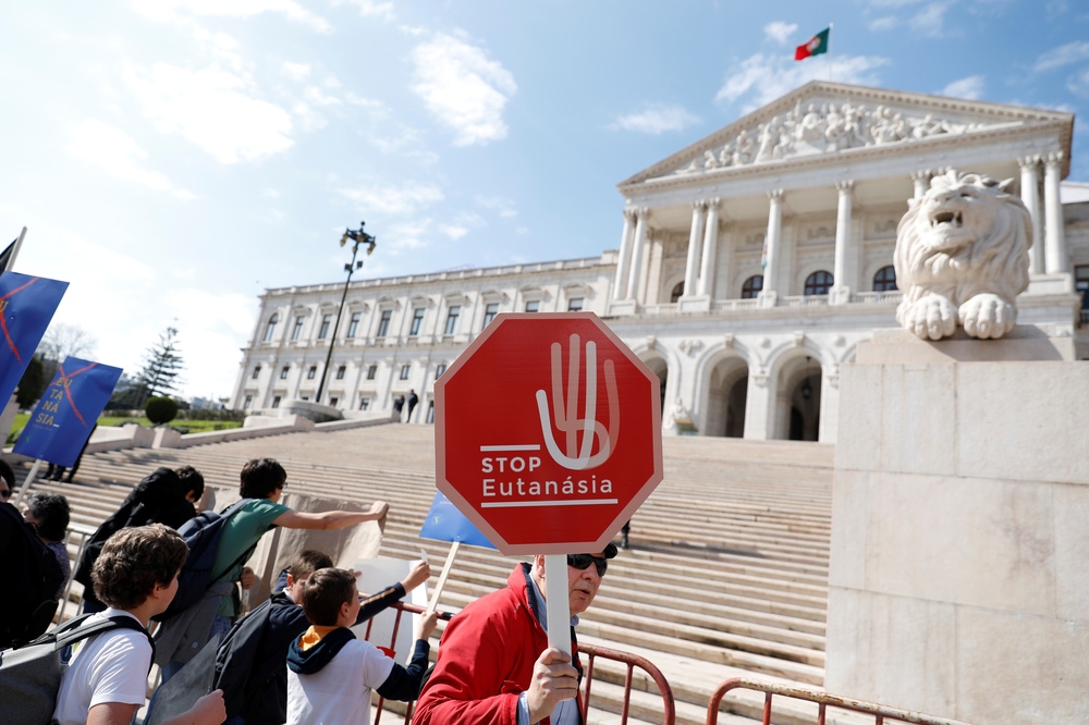 葡萄牙國會外聚集大批反對安樂死的民眾。（湯森路透）