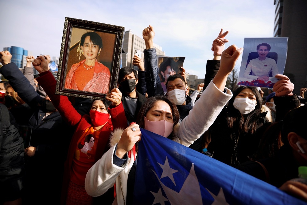 在日本的緬甸人上街遊行，敦促緬甸軍方釋放翁山蘇姬。（湯森路透）