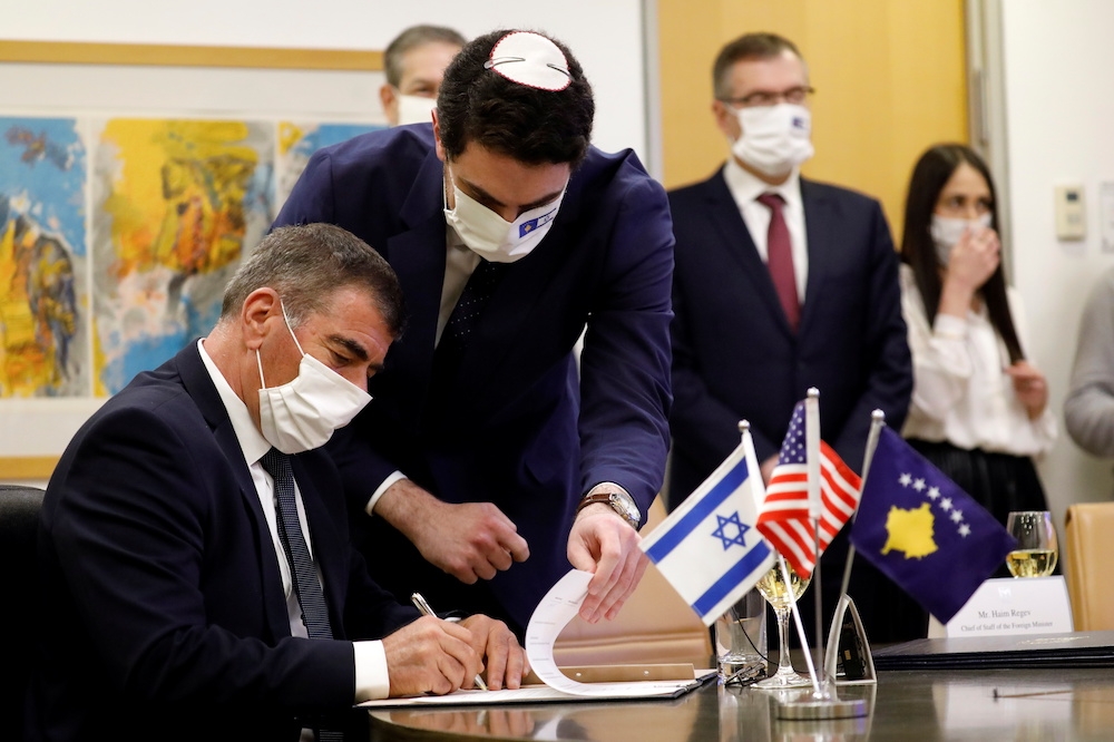 以色列與科索沃外交部長透過視訊會議簽署建交聯合聲明。（湯森路透）