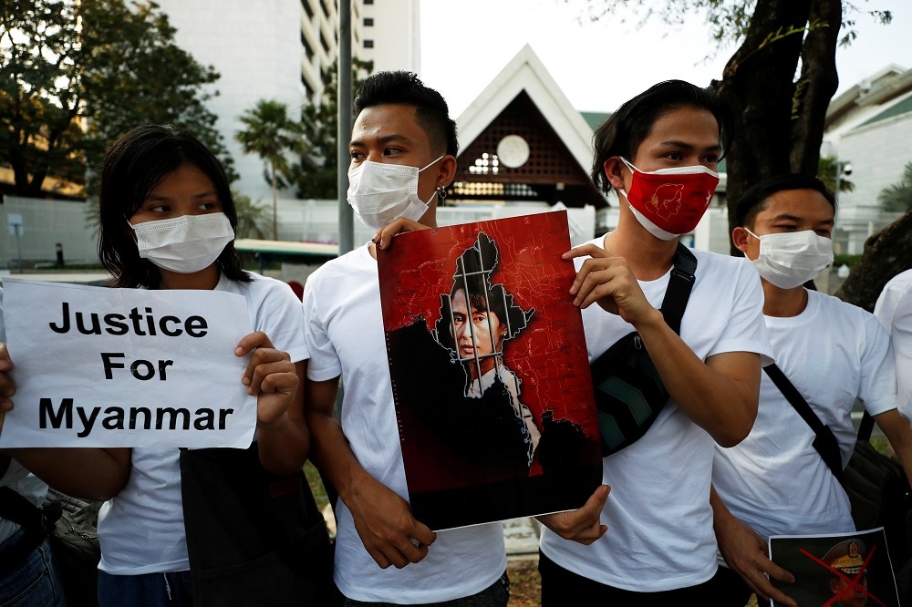 緬甸民眾抗議政變。（湯森路透）