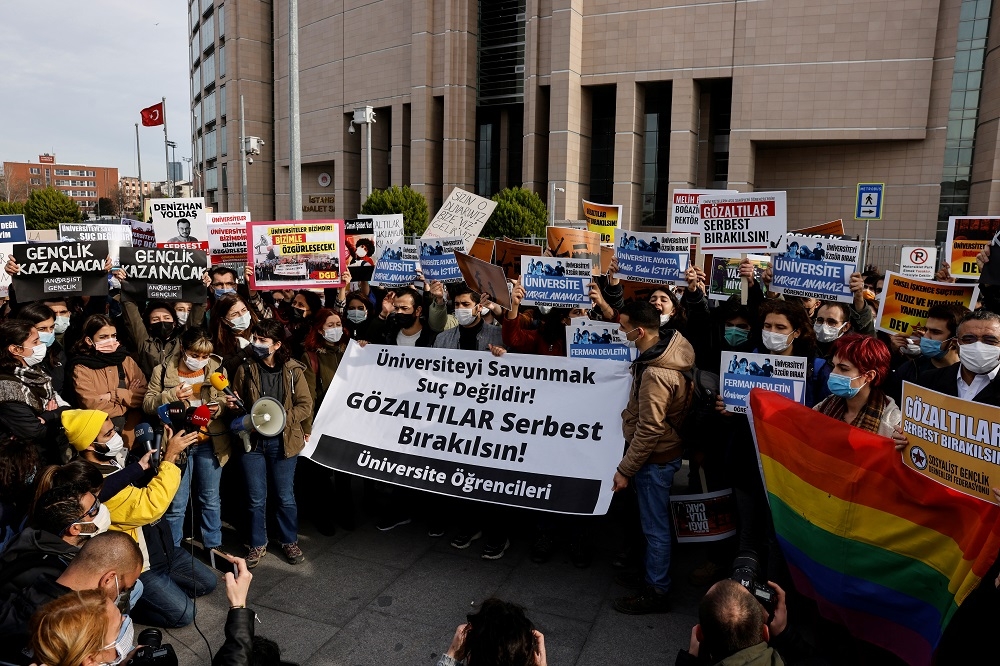 土耳其海峽大學的學生在法院外示威，要求由總統埃爾多安直接任命的新校長下台。（湯森路透）