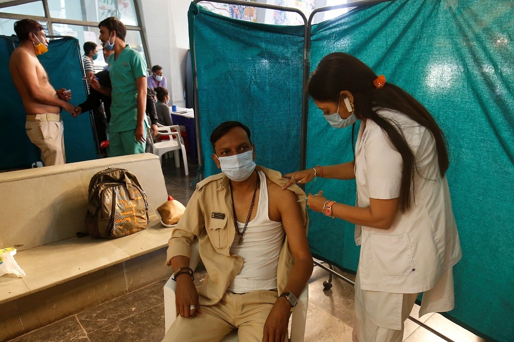 印度民眾接種疫苗。（湯森路透）