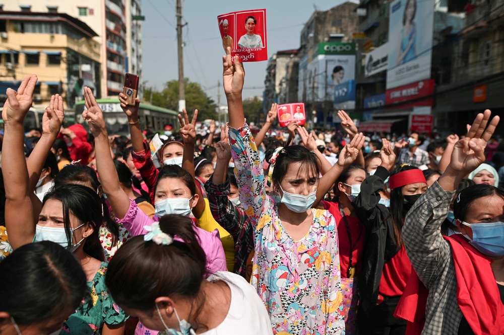 緬甸最大城市仰光上千名民眾上街示威，要求軍政府釋放翁山蘇姬。（湯森路透）