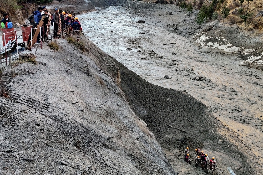 喜馬拉雅山洪水沖破印度的大壩。（湯森路透）