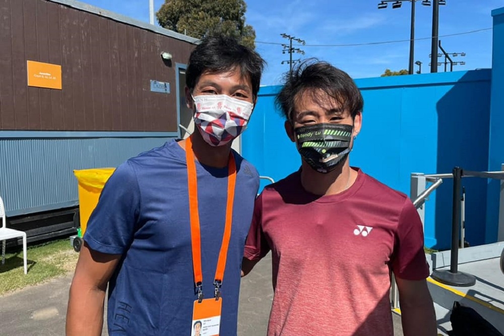 台灣網球好手盧彥勳（穿藍衣者）8日在澳網男單不敵對手止步首輪。（取自盧彥勳臉書）
