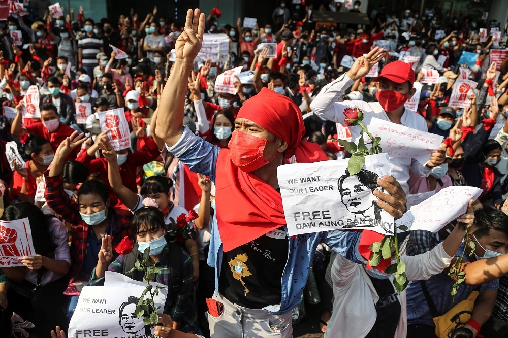 2月7日，大批緬甸民眾在仰光抗議軍方政變。（湯森路透）