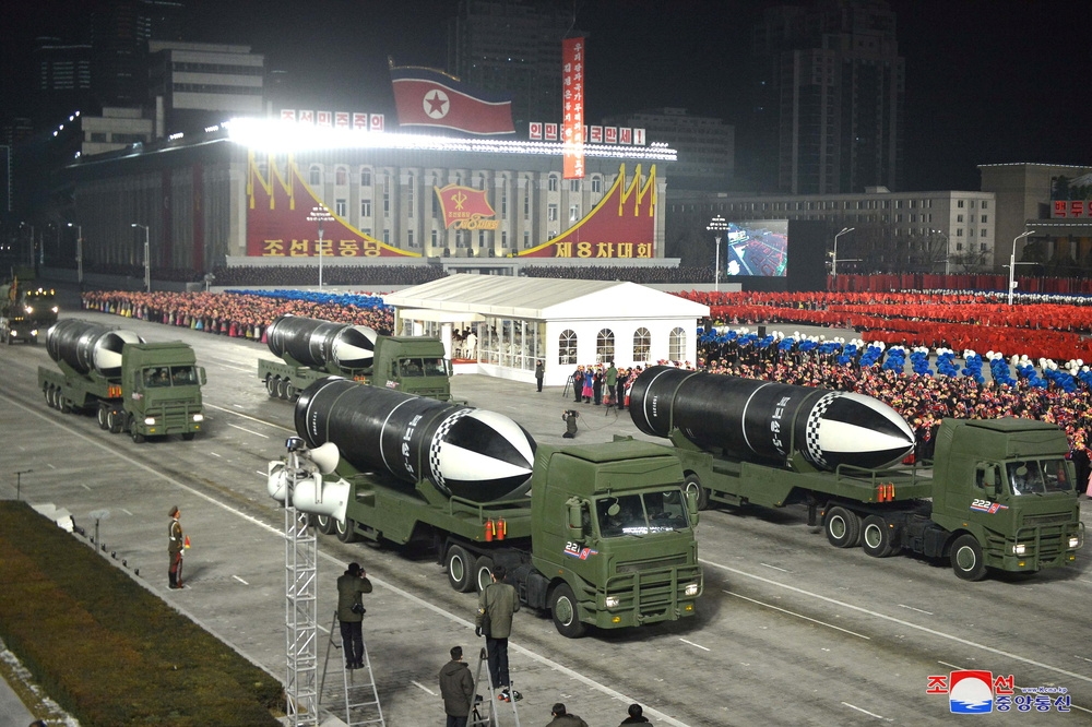 北韓勞動黨75週年黨慶閱兵所展示的飛彈。（湯森路透）