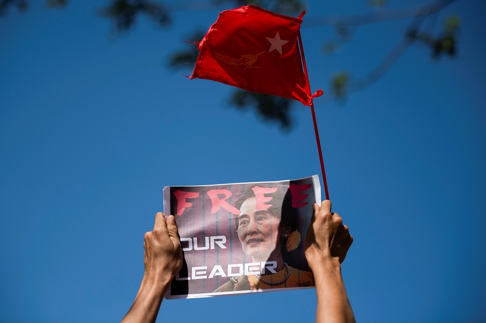 緬甸仰光民眾舉旗呼籲釋放翁山蘇姬。（湯森路透）