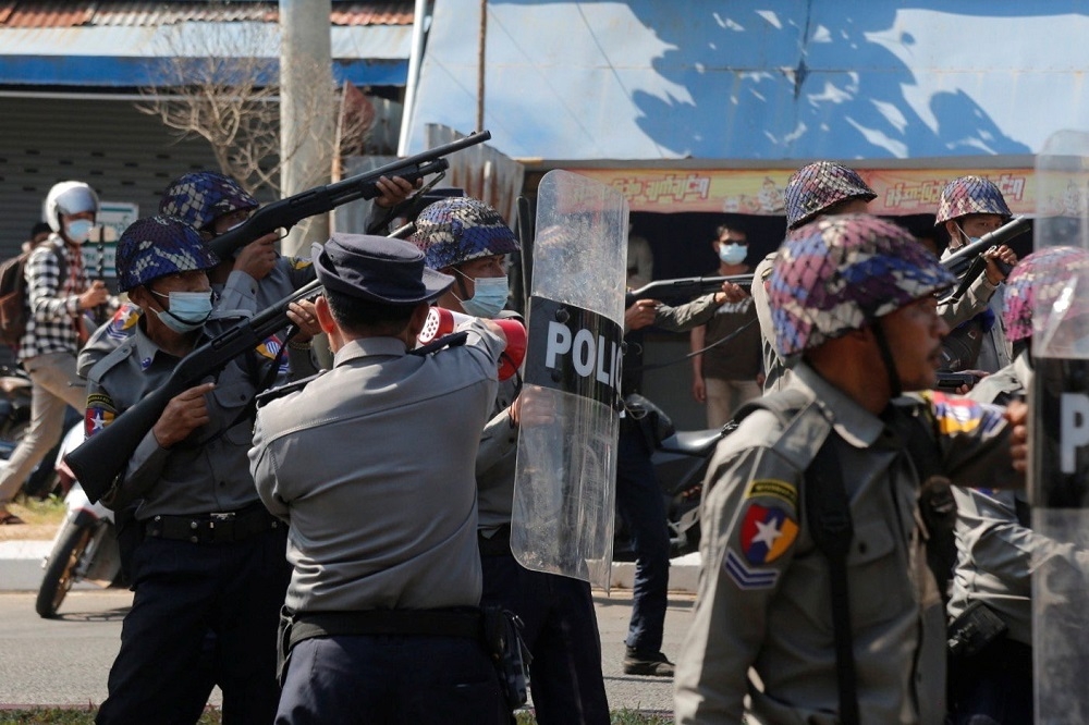 緬甸軍方向仰光抗議民眾發射橡膠子彈。（湯森路透）