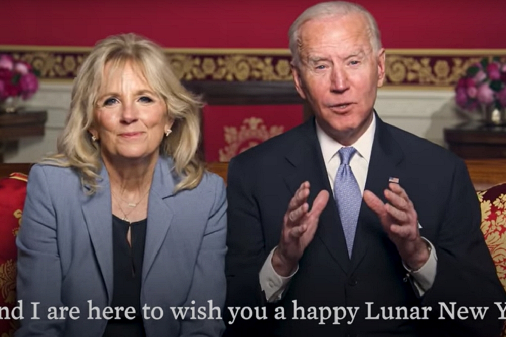美國總統拜登（Joe Biden）同第一夫人吉兒（Jill Biden）賀年影片截圖。（擷取自白宮YouTube頻道）