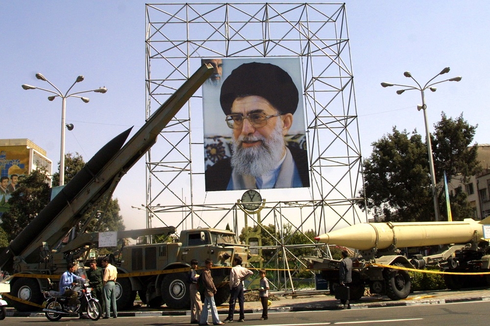伊朗軍隊於2003年「神聖自衛周」在德黑蘭廣場展示飛彈。（湯森路透）