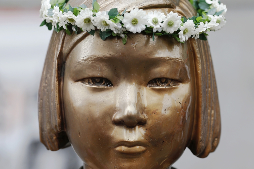 南韓設置的慰安婦少女紀念銅像。（湯森路透）